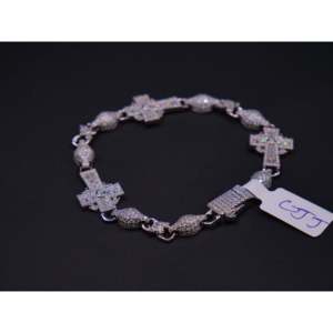 Bracelet élégant en or blanc avec croix sacrée pavée de diamants, serti de pierres rondes et baguettes, fermoir boîte, bijou de déclaration - Product Image 4