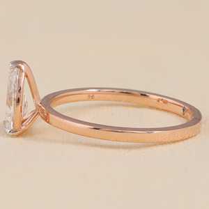 Anillo de Compromiso Solitario con Diamante de Corte Pera Cultivado en Laboratorio con Engaste Elegante - Product Image 5