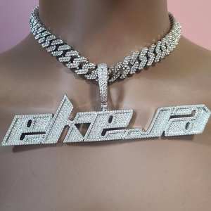 Colgante de Moissanita con Nombre Akela, Estilo Hip Hop, con Cadena Cubana, Joyería Personalizada en Chapado en Oro - Product Image 3