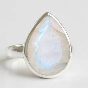 แหวนเงินแท้ 925 ดีไซน์คลาสสิก ประดับพลอยมูนสโตนทรงลูกแพร์ เหมาะสำหรับงานแต่งงาน งานหมั้น งานครบรอบ หรือเป็นของขวัญในงานปาร์ตี้ - Product Image 2