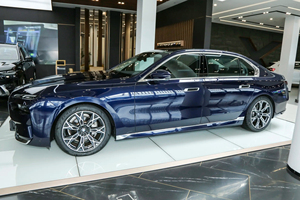 Nuevo Sedán de Lujo de Alta Gama con Paquete Premium, Llantas de Aleación R20, Motor Turboalimentado y Transmisión Automática - Product Image 4