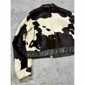 Chaqueta de Cuero Vacuno para Hombre, con Cremallera Asimétrica, Estampado de Vaca en Blanco y Negro, para Motocicleta, Ropa de Invierno - Product Image 3