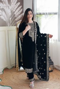 Ensemble Dupatta de pantalon en velours pur 9000 entièrement cousu, prêt à porter avec broderie lourde et paillettes de 5mm sur les manches - Product Image 3