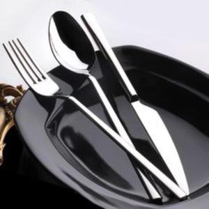 Ensemble de couverts en acier inoxydable avec des bords lisses, construction ergonomique, finition élégante et design léger - Product Image 4