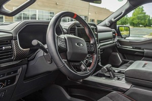 LUXURY RIDE 2023 F-150 R, Motor V8 Supercargado de 700 hp, Tracción en las Cuatro Ruedas, Techo Corredizo y Paquete de Puerta Trasera - Product Image 3