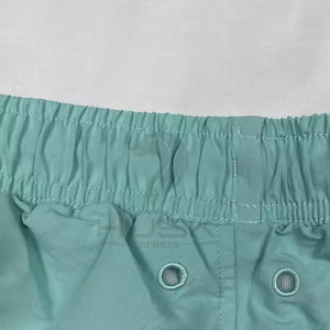 กางเกงขาสั้นชายหาดของผู้ชาย100% โพลีเอสเตอร์สไตล์ลำลองเป็นมิตรกับสิ่งแวดล้อมลายพื้นดีไซน์ตามสั่งฤดูร้อน2023 - Product Image 4