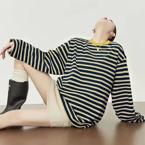 T-shirt à manches longues pour femme, col rond, bleu marine et rayures jaunes, contraste jaune, col contrasté, coupe ample, fabriqué au Bangladesh - Product Image 1