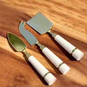 Juego de herramientas para queso de acero inoxidable de primera calidad, rebanador de queso envuelto en ratán de aspecto elegante, juego de queso de cocina de lujo dorado - Product Image 2