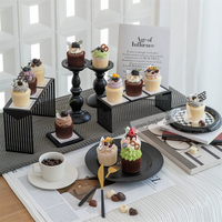 Modèle de cupcake factice vibrant réaliste parfait pour les centres de table de mariage et les présentoirs de boutique.