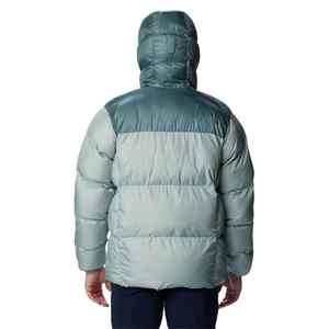 Chaqueta acolchada personalizada para hombre hecha con aislamiento ligero de tela suave al tacto perfecta para el estilo casual o de viaje de invierno - Product Image 2