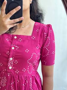 ชุด Maxi bandhani ที่สวยงามเป็นพิเศษสำหรับฤดูร้อนโดยมีการพิมพ์ bandhej ที่ซับซ้อน - Product Image 2