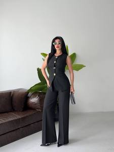 Ensemble tailleur noir élégant pour femme avec détails boutonnés, pantalon large en satin de couleur unie et haut sans manches, idéal pour l'automne - Product Image 3