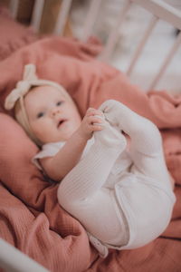 Venta al por mayor de ropa de cama orgánica personalizada para niños suave y transpirable con volantes juegos de cama para bebés - Product Image 3