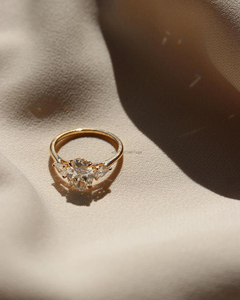 Bague de fiançailles en Moissanite ovale d'inspiration vintage avec pierres latérales poire en or jaune 14 carats bague unique à trois pierres pour cadeau - Product Image 5