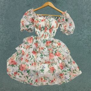 เดรสสั้นมีสไตล์พร้อมคอเสื้อแต่งระบายและลายดอกไม้สีพาสเทล-เหมาะสำหรับนอกสถานที่แบบลำลองและโอกาสพิเศษ