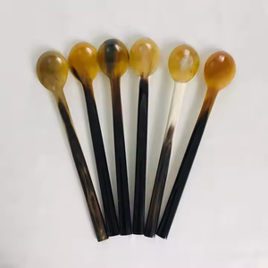 Cuillère à corne authentique, parfaite pour les repas rustiques. - Product Image 1