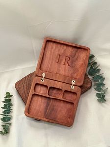 Boîte de rangement à bijoux classique en bois personnalisable avec une structure durable pour un rangement sûr des bijoux en or, en argent et d'imitation - Product Image 2