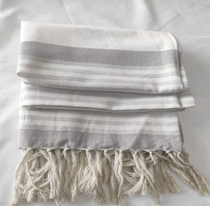 Serviette de plage en mélange de coton turc surdimensionné imprimé à rayures personnalisées doux et à séchage rapide avec glands pour les amateurs de plage - Product Image 3