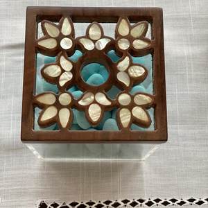 Caja Decorativa Acrílica de Lujo con Esplendor de Perla Atemporal, Tapa de Madera con Incrustaciones de Nácar Hechas a Mano, para Celebraciones del Eid y Regalos - Product Image 3