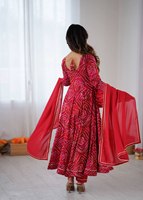 Meilleure Kurti pour femme en soie Banarasi, style actrice de série télévisée, motif à grand éclat, travail Gotta Patti, 22 kg de poids lourd, pour les fêtes et les occasions saisonnières