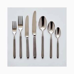 Ensemble de couverts en acier inoxydable de qualité supérieure, fait à la main, argent brillant, laiton gravé, design de doublure multiple, poignée dorée - Product Image 1