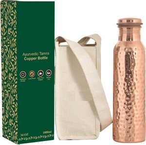 Pack cadeau de couleur verte bouteille d'eau en cuivre avec sac de jute accessoires de verres disponibles avec un design élégant à vendre - Product Image 1