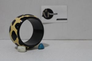 Brazalete de madera de color en color amarillo Brazalete de madera en diseño de patrón de guepardo Nuevo diseño elegante de moda para mujeres Tradnary - Product Image 2