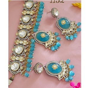 Conjunto de gargantilla y aretes con perlas de imitación chapadas en oro de primera calidad, ideal para bodas, para mujeres y niñas. - Product Image 1