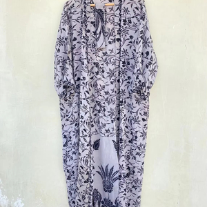 Kimono de seda blanco y negro para mujer 100% seda de secado rápido y suave tamaño libre para la temporada - Product Image 1