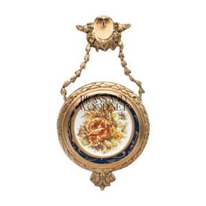 Art mural antique en laiton avec cadre orné suspendu et pièce maîtresse en porcelaine florale au design royal vintage - Product Image 1
