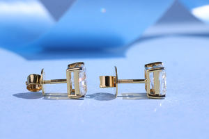 Vente en gros de boucles d'oreilles en or 14 carats taille princesse diamant de laboratoire solitaire clous à la mode vis à l'arrière parfait cadeau de fête de mariage intemporel - Product Image 2