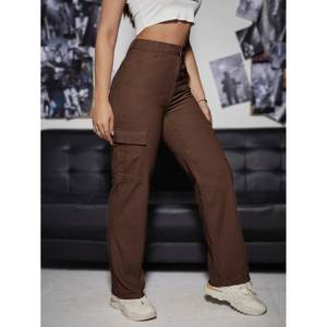 Jean cargo pour femme taille haute marron en denim extensible avec empiècements multi-poches, style streetwear durable, écologique et tendance - Product Image 5