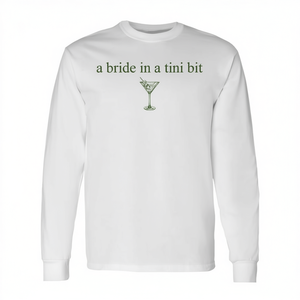 Maglietta a Maniche Lunghe per Futura Sposa, T-Shirt Promozionale per Addio al Nubilato con Design 'Tiny Bit Bride' - Product Image 2