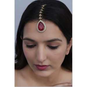 Maang Tikka Nupcial Tradicional con Piedras Rojas y Adornos de Cristal Blanco, Joyería para el Cabello para Bodas Indias, para Mujeres y Niñas - Product Image 3