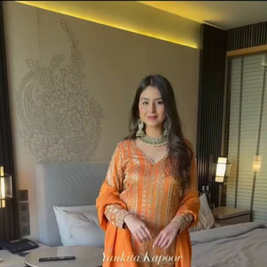 Ensemble haut, pantalon palazzo et dupatta en faux georgette avec broderies lourdes, travail de sequins et rivets, et détails en perles. - Product Image 3