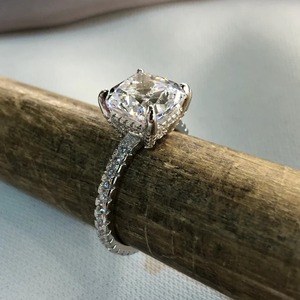 Anillo de Compromiso y Boda Vintage de Plata de Ley 925 con Moissanita de Corte Cojín y Engaste de Garras, Certificado por Terceros, Joyería de Lujo - Product Image 4