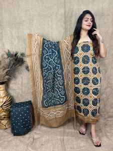 Robe Bandhani en satin de soie de style A de Rajasthan, tenue ethnique de fête, ensemble de costume de créateur, taille naturelle artisanale de Jaipur - Product Image 4