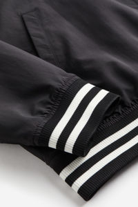 Blouson Bomber Homme Personnalisé de Qualité Supérieure en Tissu Satiné avec Broderie Chenille et Lettres de Baseball – Prix Abordable - Product Image 4