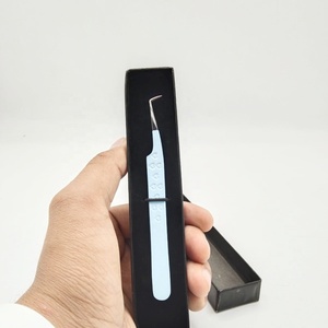 Pinzas de pestañas de acero inoxidable grabadas con corazón azul cielo de 90 grados y logotipo personalizado precios al por mayor con recubrimiento en polvo sostenible - Product Image 1