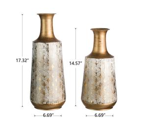 Florero de aluminio de marca privada con superficie metálica brillante y abertura estrecha para centros de mesa florales modernos - Product Image 2