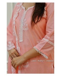 Completo elegante in cotone di alta qualità con bellissimo segno di lavoro in filo Chikankari splendidamente ricamato Dupatta