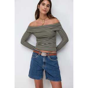 Blusa ajustada a la figura, con hombros descubiertos y manga larga, hecha de tela a rayas. - Product Image 1