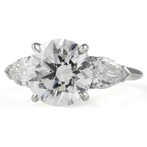 Bague de luxe Shreya diam Make avec trois pierres en diamant de laboratoire rond de 4,50 carats certifié IGI pour mariage - Product Image 1