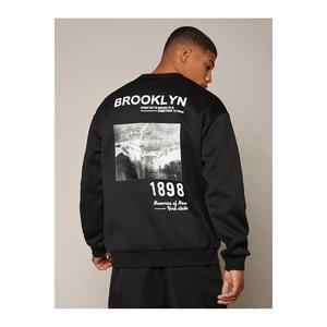 เสื้อสเวตเชิ้ตคอกลมคอกลมพิมพ์ลายสีดำสำหรับทุกเพศของ1898บรูคลิน - Product Image 1