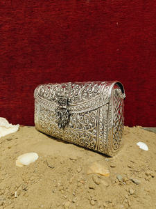 Sac à main de soirée en métal argenté antique fait à la main par un artisan, sac à main de luxe pour femmes, collection de sacs à main gravés pour mariage et fête - Product Image 3