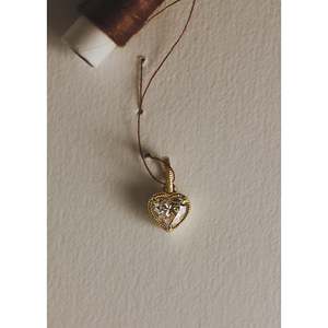 Colgante de Diamante con Corazón Acanalado Solis, Elegante y con Estilo - Product Image 2