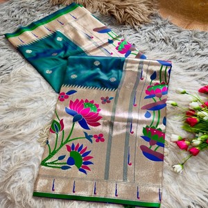Sari de Seda Paithani VASTRA COTTAGE con Pallu Dorado, Diseño Floral de Loto y Pavo Real, Borde Tradicional con Buttis para Bodas - Product Image 2