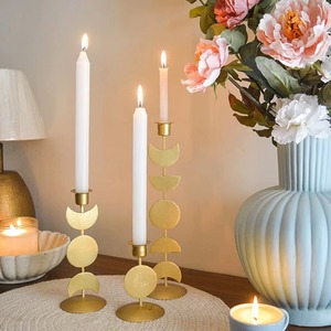 Juego Moderno de 3 Portavelas Metálicos de Estilo Minimalista con Acabado Dorado, Perfecto para Decoración de Mesa, Ambiente de Dormitorio y Exhibición en el Hogar - Product Image 3