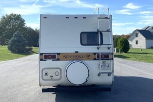 Camping-car de luxe New World RV 1986, en aluminium, fabriqué aux États-Unis, moteur 22RE 4 cylindres, cuisine et salle de bain équipées, pour la maison ou le camping - Product Image 2