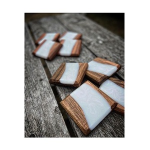 Petit plateau moderne en bois d'acacia Accessoires de cérémonie du thé en résine époxy avec coussin isolant en résine pour le café - Product Image 1